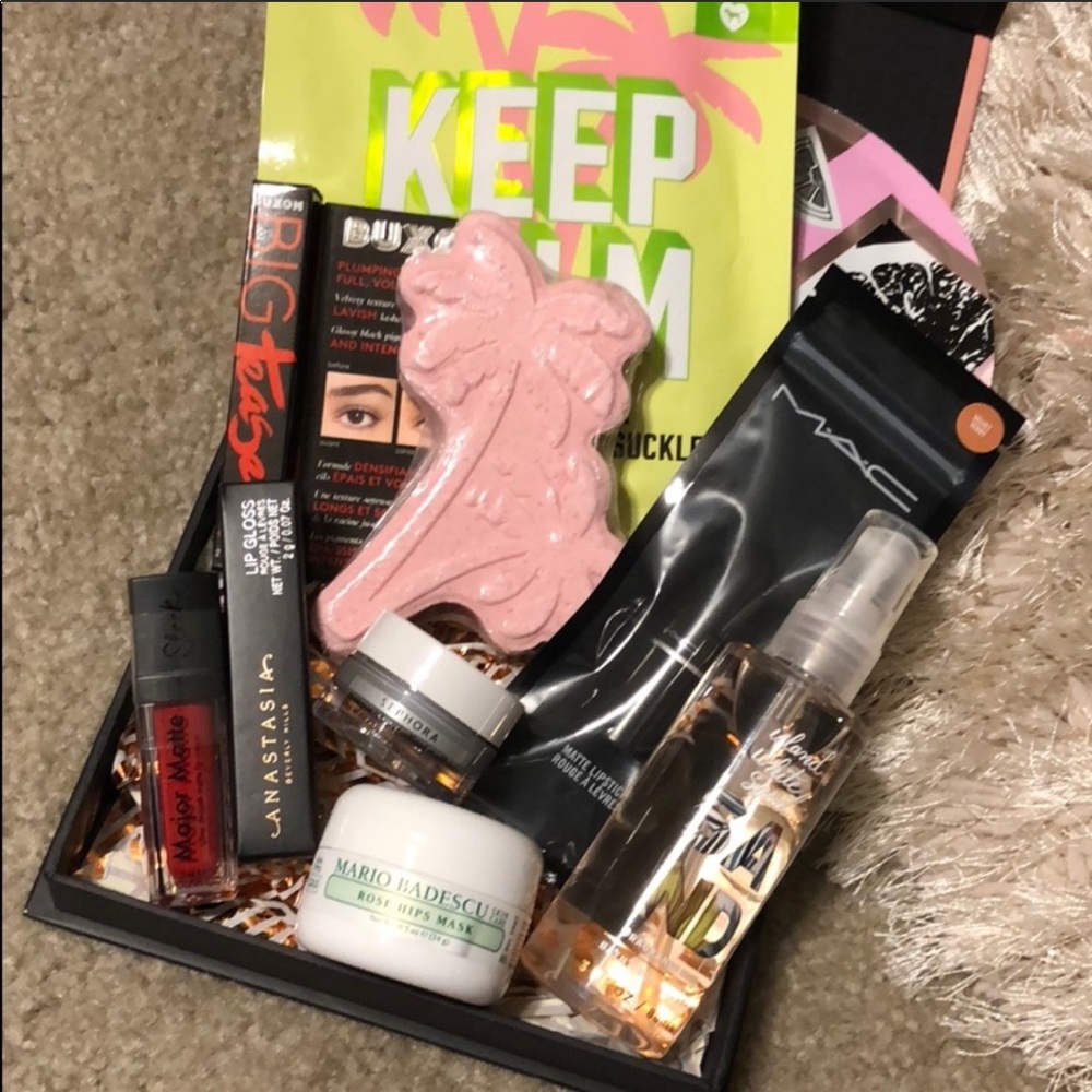 💁🏼‍♀️LAST CHANCE‼️ 5+ Items Beauty Mystery Box - Picture 8 of 8